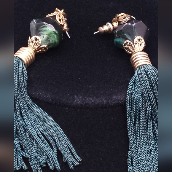 Emerald Green / Goldtone woven rope tassel necklace and green stone earrings - Picture 3 of 11